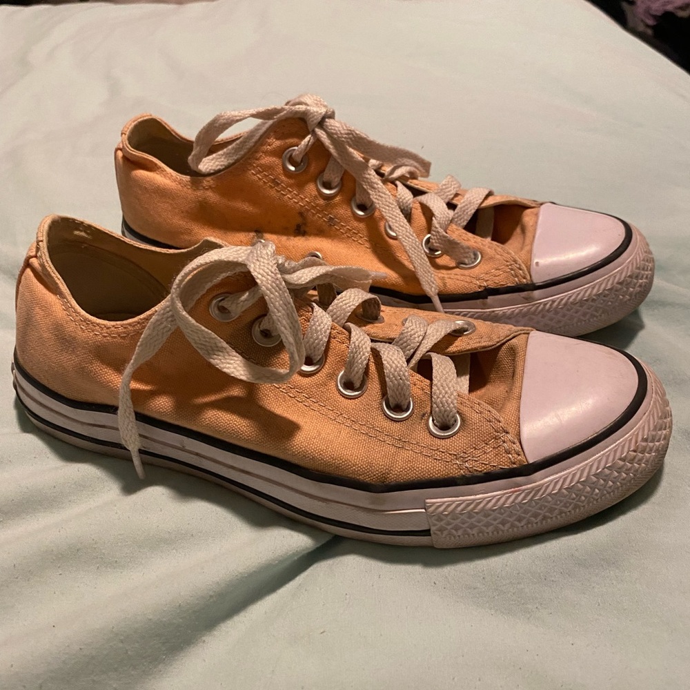 Coral/pink low top converse shoes